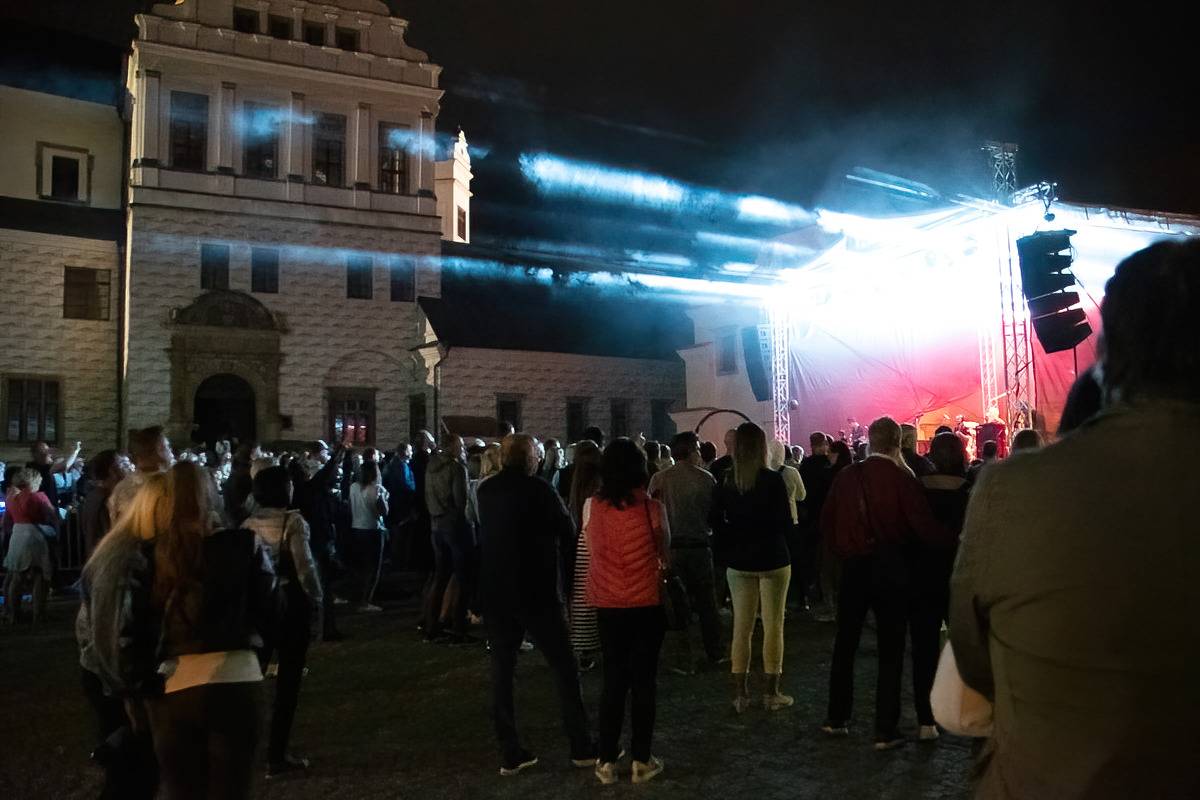 Romantika na zámku s Davidem Kollerem. Zpěvák si s sebou přivezl Márdiho z Vypsané fiXy