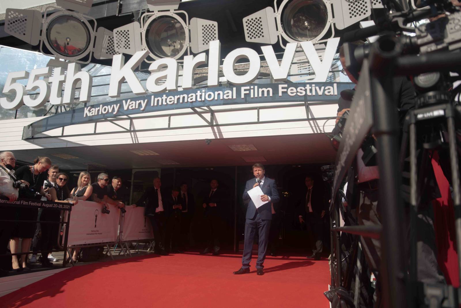 Odstartoval karlovarský filmový festival, přijel i Michael Caine