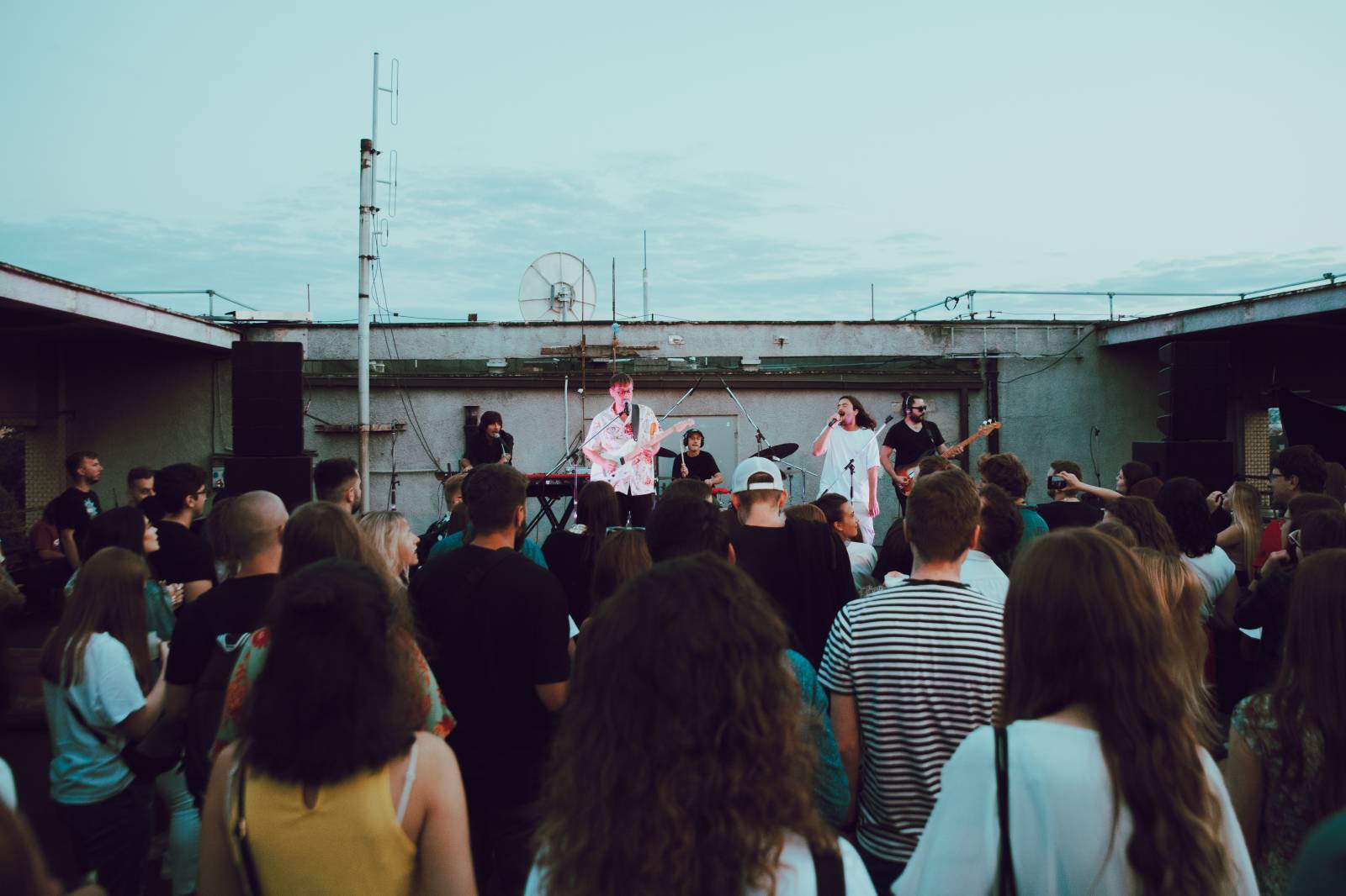 Billy Barman si podmanili Střechu Radost, i přes zákaz skákání se fanoušci bavili