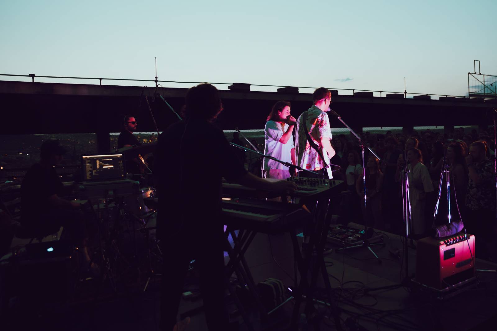 Billy Barman si podmanili Střechu Radost, i přes zákaz skákání se fanoušci bavili