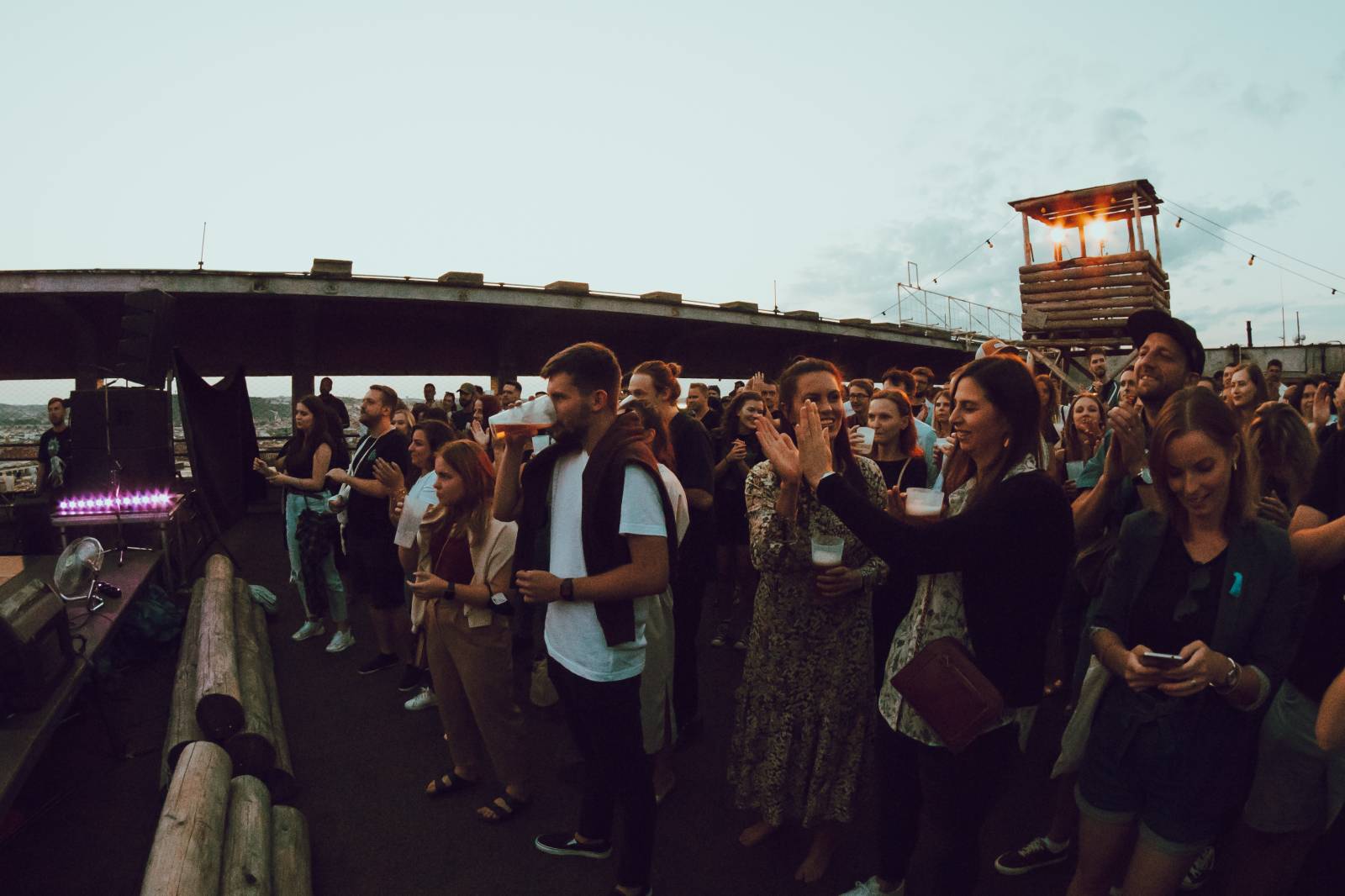 Billy Barman si podmanili Střechu Radost, i přes zákaz skákání se fanoušci bavili