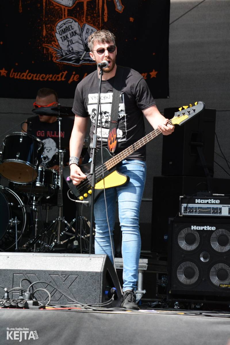 Ska-punková párty na Valníku. V sobotu zahráli Fast Food Orchestra, The Fialky, Krucipüsk a další