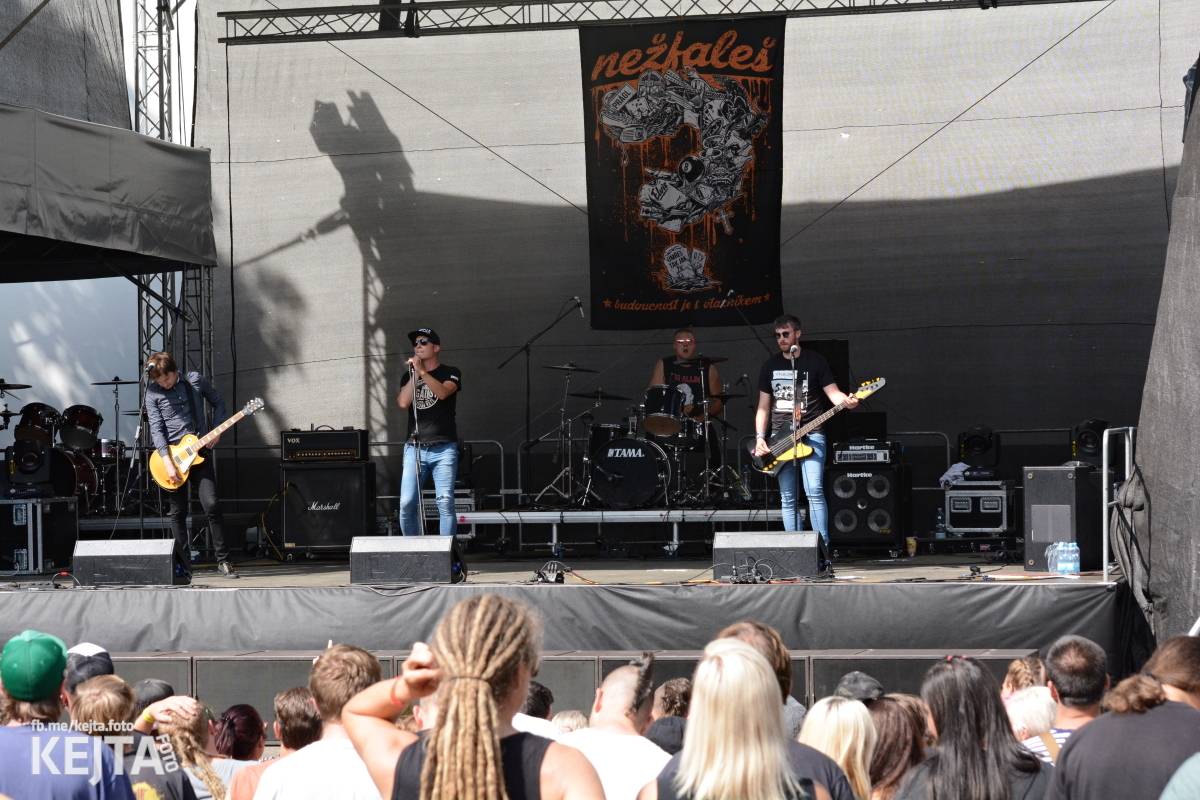 Ska-punková párty na Valníku. V sobotu zahráli Fast Food Orchestra, The Fialky, Krucipüsk a další