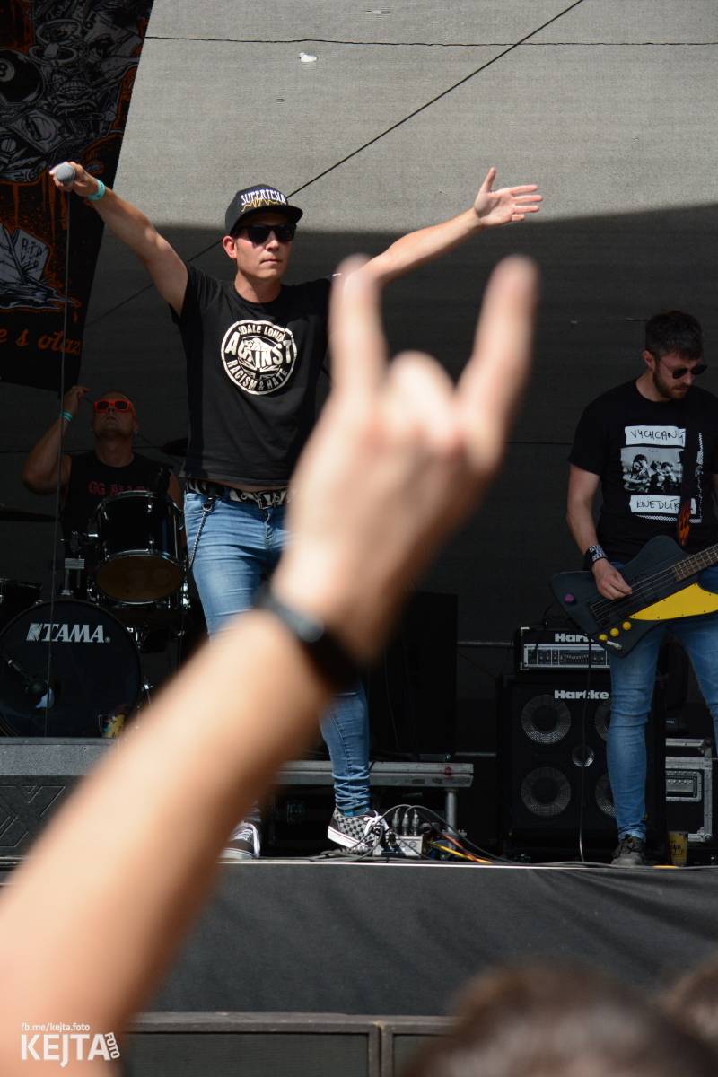 Ska-punková párty na Valníku. V sobotu zahráli Fast Food Orchestra, The Fialky, Krucipüsk a další