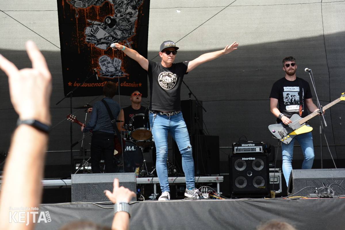 Ska-punková párty na Valníku. V sobotu zahráli Fast Food Orchestra, The Fialky, Krucipüsk a další