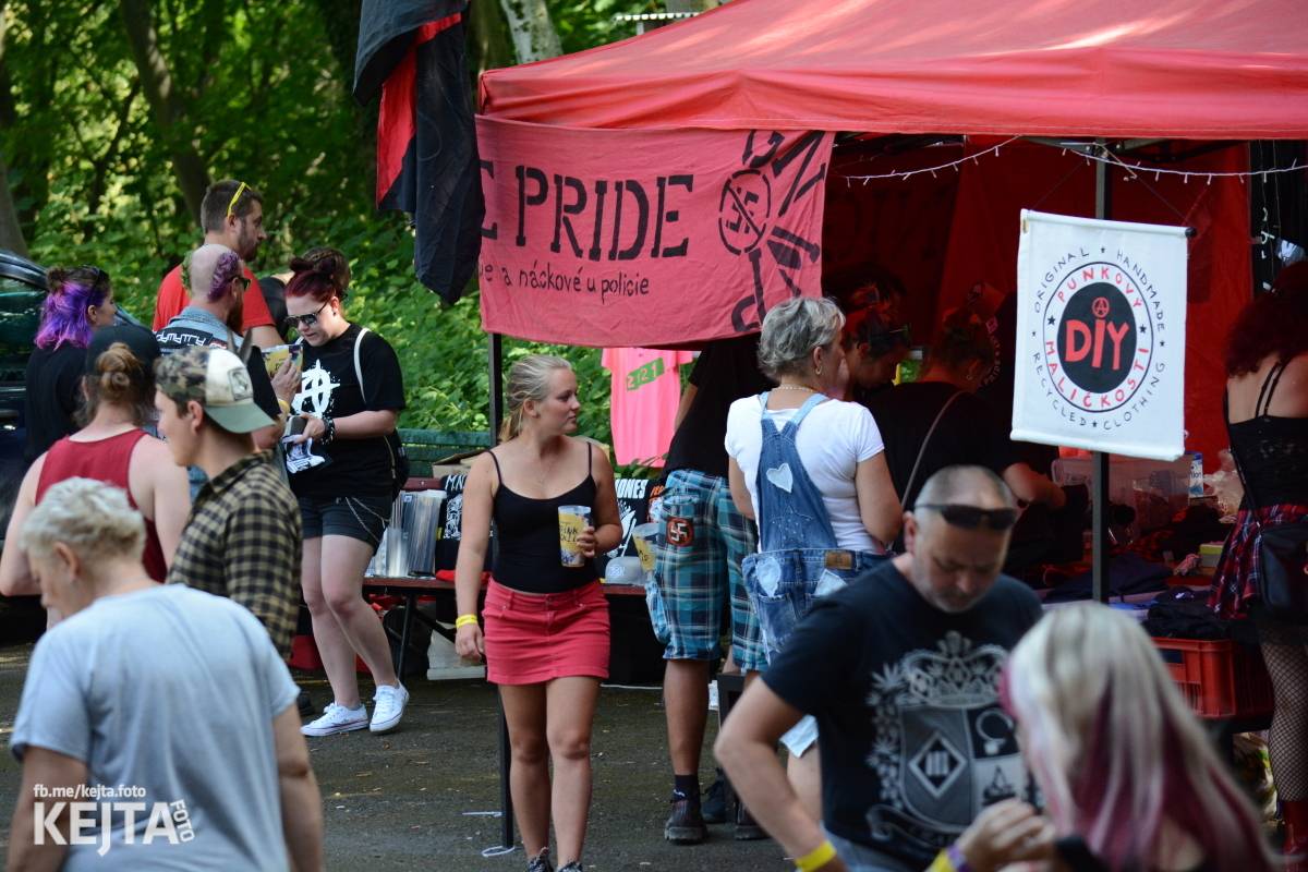 Ska-punková párty na Valníku. V sobotu zahráli Fast Food Orchestra, The Fialky, Krucipüsk a další