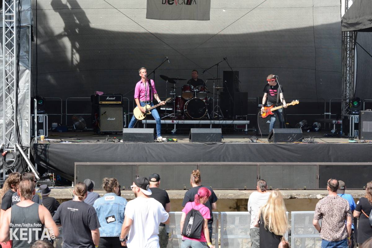 Ska-punková párty na Valníku. V sobotu zahráli Fast Food Orchestra, The Fialky, Krucipüsk a další