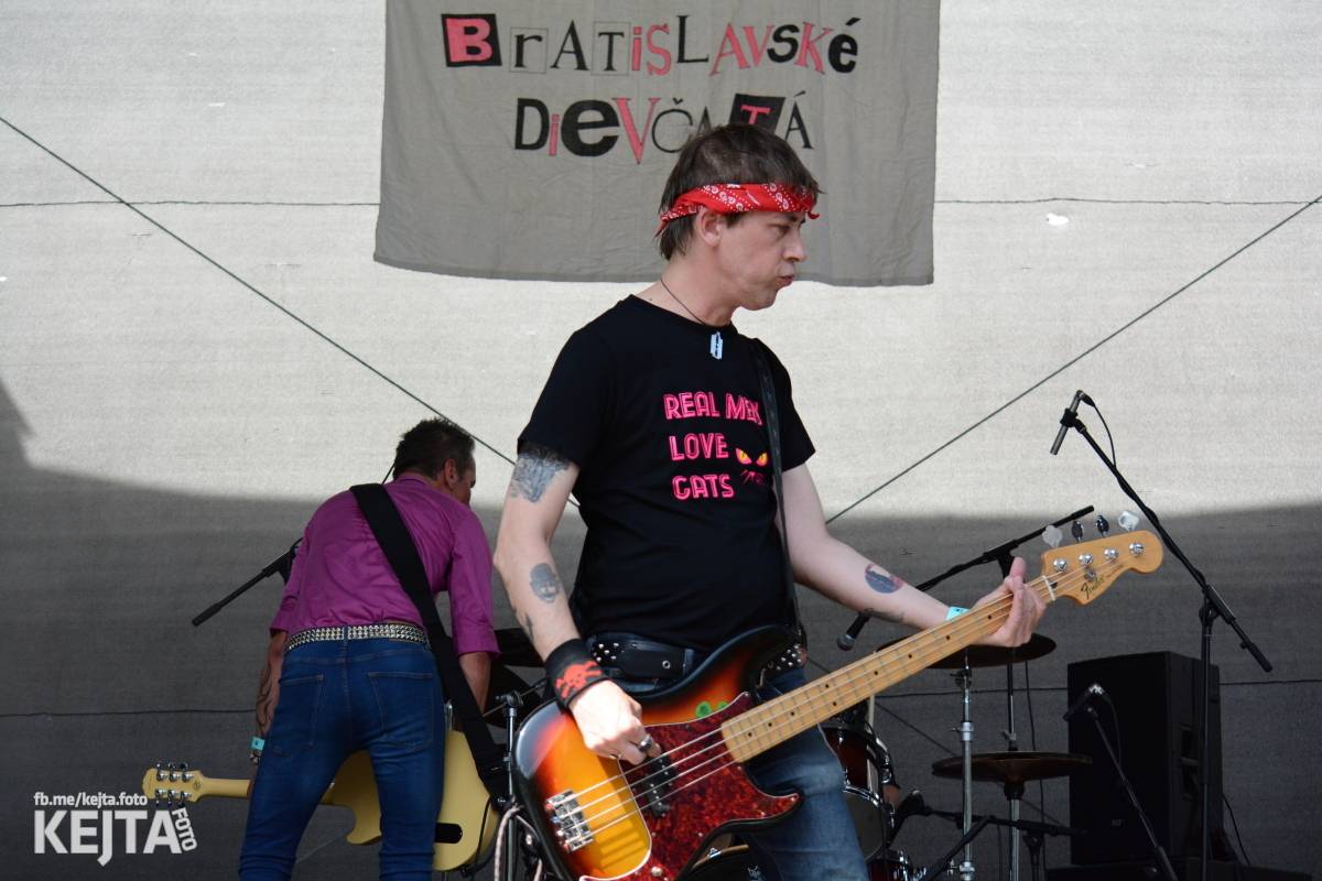 Ska-punková párty na Valníku. V sobotu zahráli Fast Food Orchestra, The Fialky, Krucipüsk a další