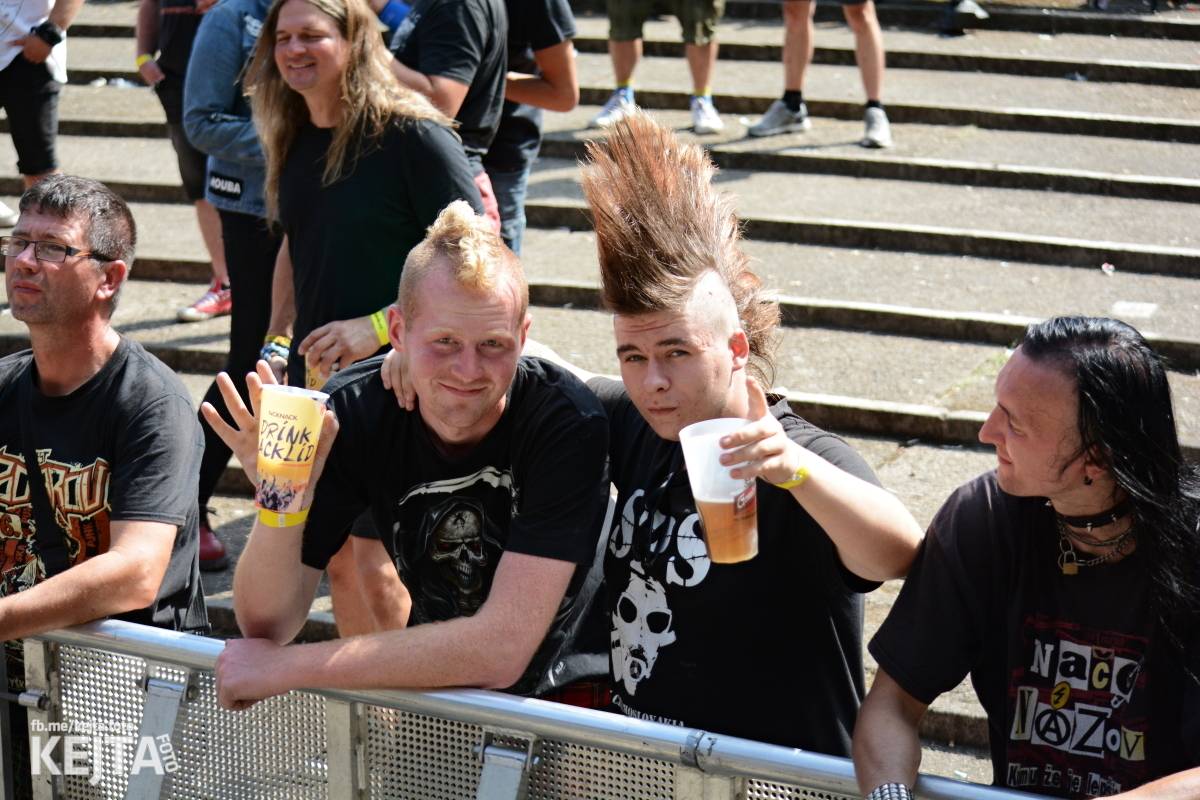 Ska-punková párty na Valníku. V sobotu zahráli Fast Food Orchestra, The Fialky, Krucipüsk a další