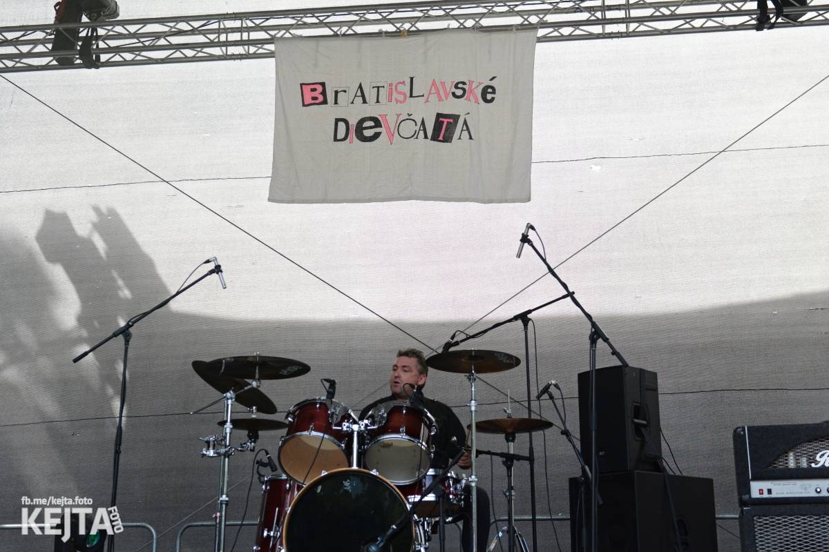 Ska-punková párty na Valníku. V sobotu zahráli Fast Food Orchestra, The Fialky, Krucipüsk a další