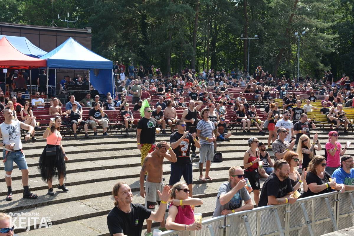 Ska-punková párty na Valníku. V sobotu zahráli Fast Food Orchestra, The Fialky, Krucipüsk a další