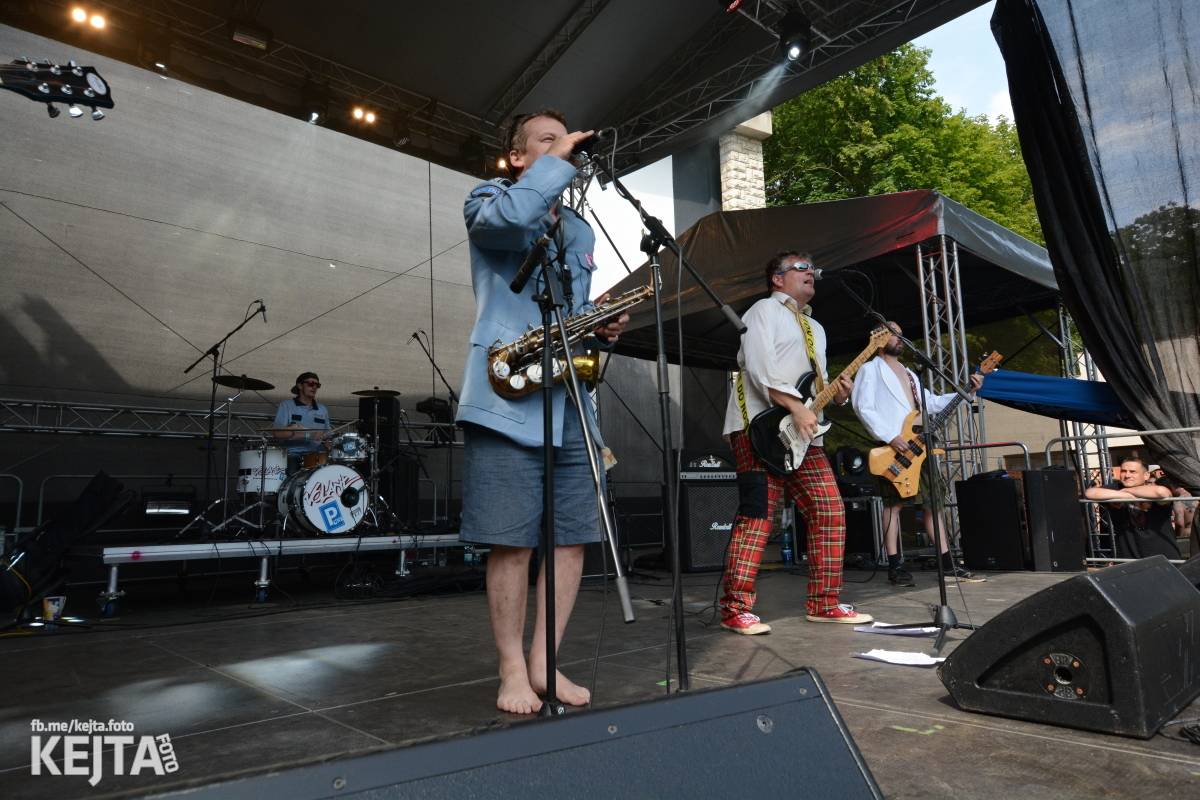 Ska-punková párty na Valníku. V sobotu zahráli Fast Food Orchestra, The Fialky, Krucipüsk a další