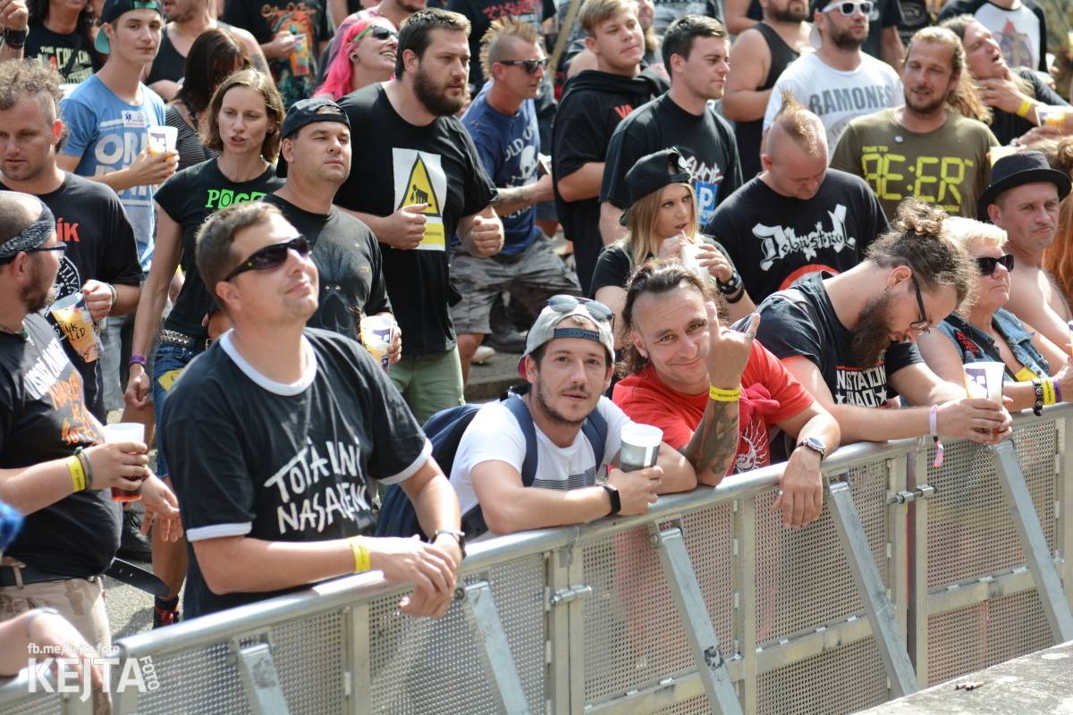 Ska-punková párty na Valníku. V sobotu zahráli Fast Food Orchestra, The Fialky, Krucipüsk a další