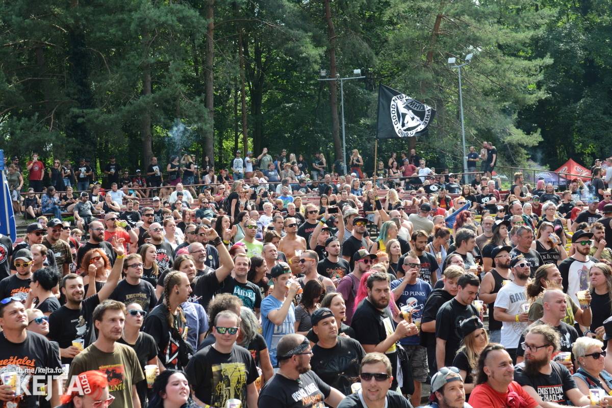 Ska-punková párty na Valníku. V sobotu zahráli Fast Food Orchestra, The Fialky, Krucipüsk a další