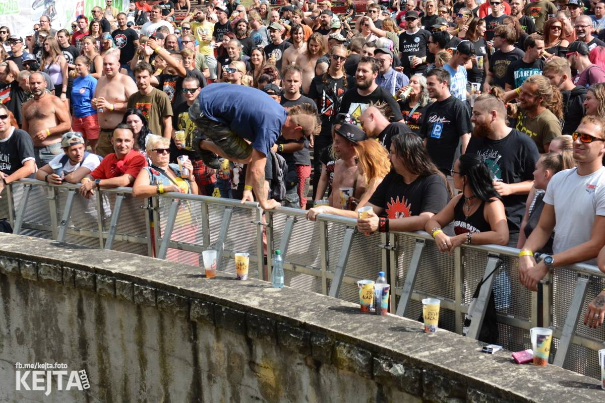 Ska-punková párty na Valníku. V sobotu zahráli Fast Food Orchestra, The Fialky, Krucipüsk a další