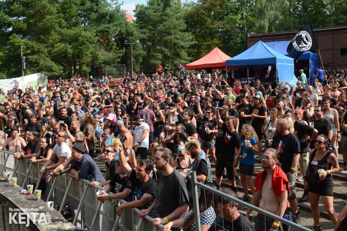 Ska-punková párty na Valníku. V sobotu zahráli Fast Food Orchestra, The Fialky, Krucipüsk a další