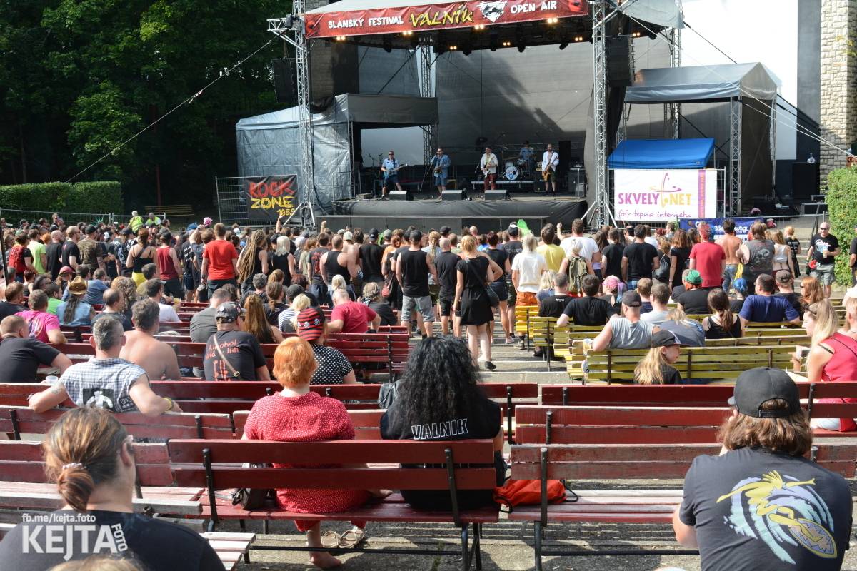 Ska-punková párty na Valníku. V sobotu zahráli Fast Food Orchestra, The Fialky, Krucipüsk a další