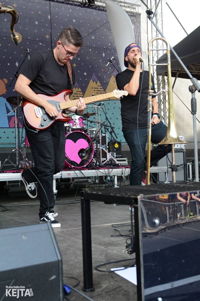 Ska-punková párty na Valníku. V sobotu zahráli Fast Food Orchestra, The Fialky, Krucipüsk a další