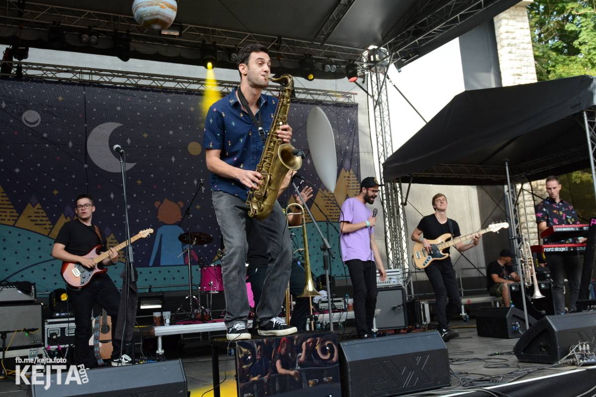 Ska-punková párty na Valníku. V sobotu zahráli Fast Food Orchestra, The Fialky, Krucipüsk a další