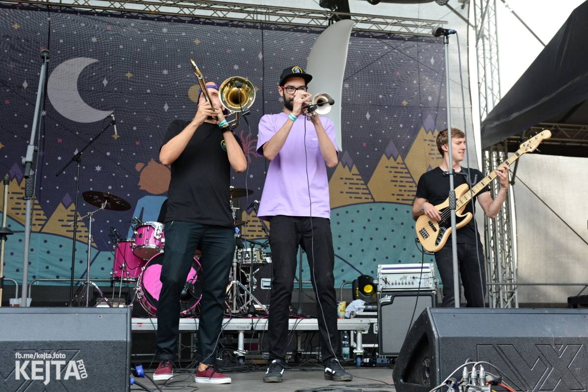 Ska-punková párty na Valníku. V sobotu zahráli Fast Food Orchestra, The Fialky, Krucipüsk a další
