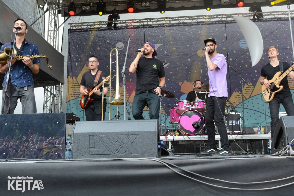 Ska-punková párty na Valníku. V sobotu zahráli Fast Food Orchestra, The Fialky, Krucipüsk a další