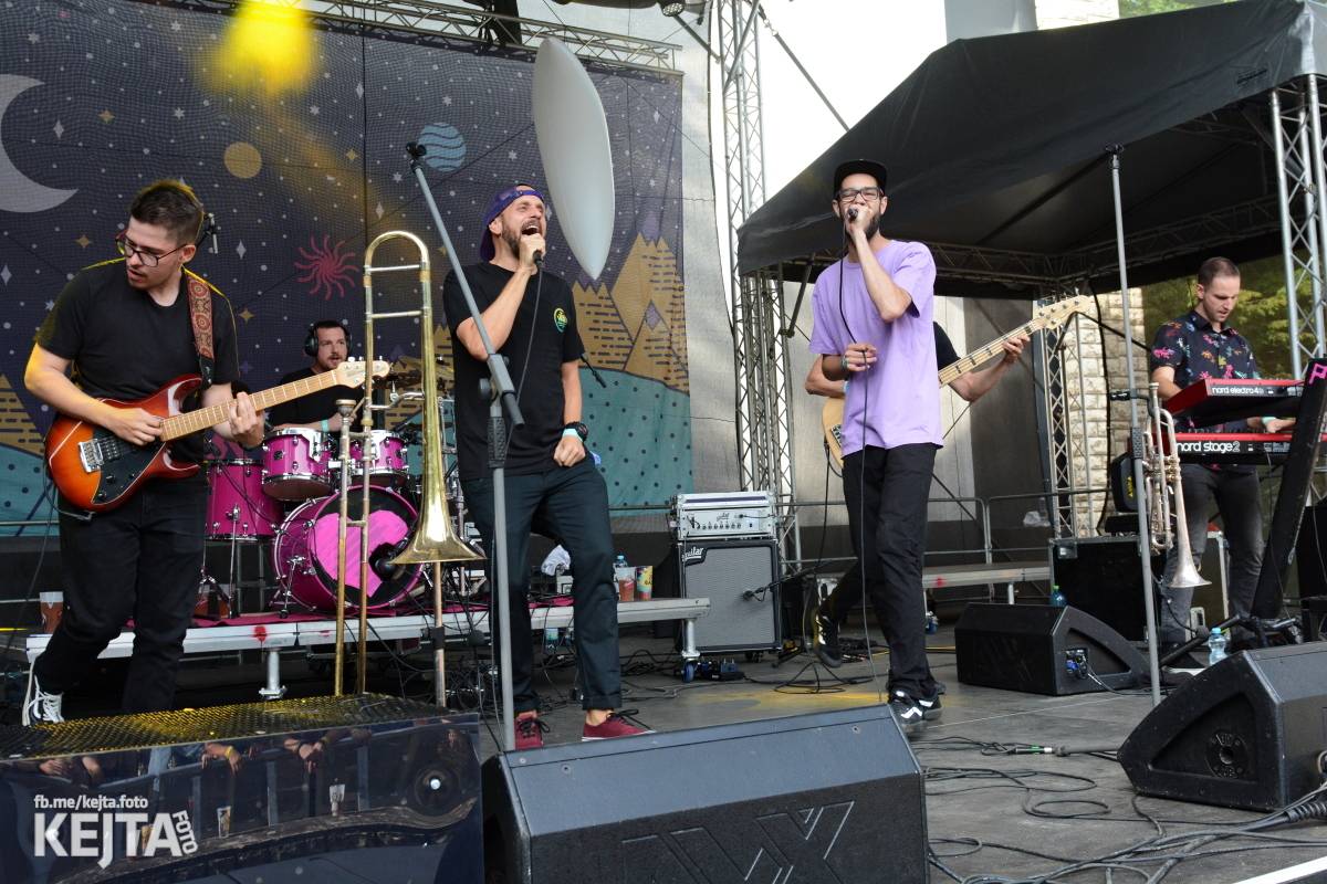 Ska-punková párty na Valníku. V sobotu zahráli Fast Food Orchestra, The Fialky, Krucipüsk a další