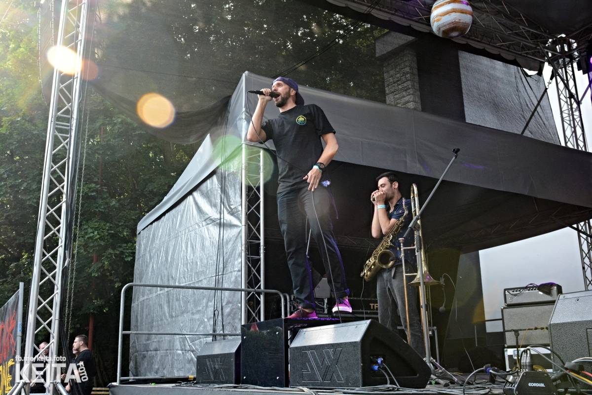 Ska-punková párty na Valníku. V sobotu zahráli Fast Food Orchestra, The Fialky, Krucipüsk a další