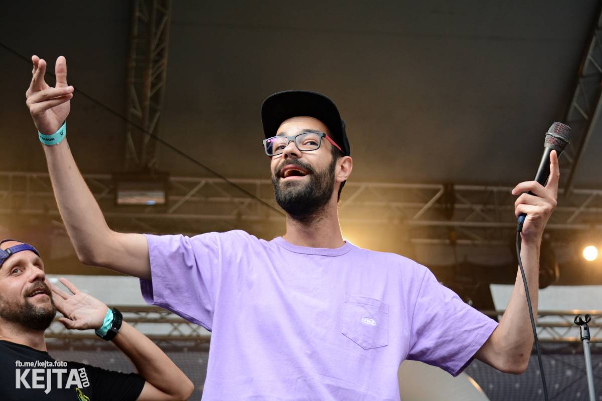 Ska-punková párty na Valníku. V sobotu zahráli Fast Food Orchestra, The Fialky, Krucipüsk a další