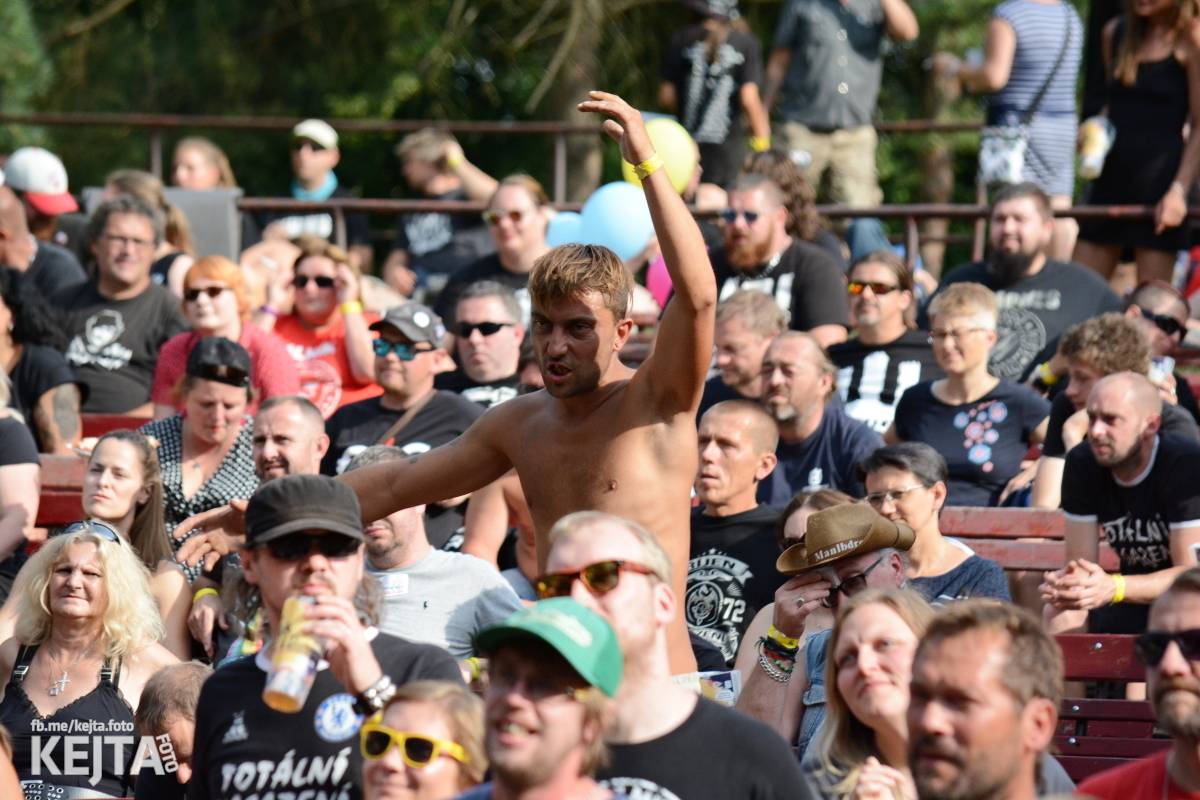 Ska-punková párty na Valníku. V sobotu zahráli Fast Food Orchestra, The Fialky, Krucipüsk a další