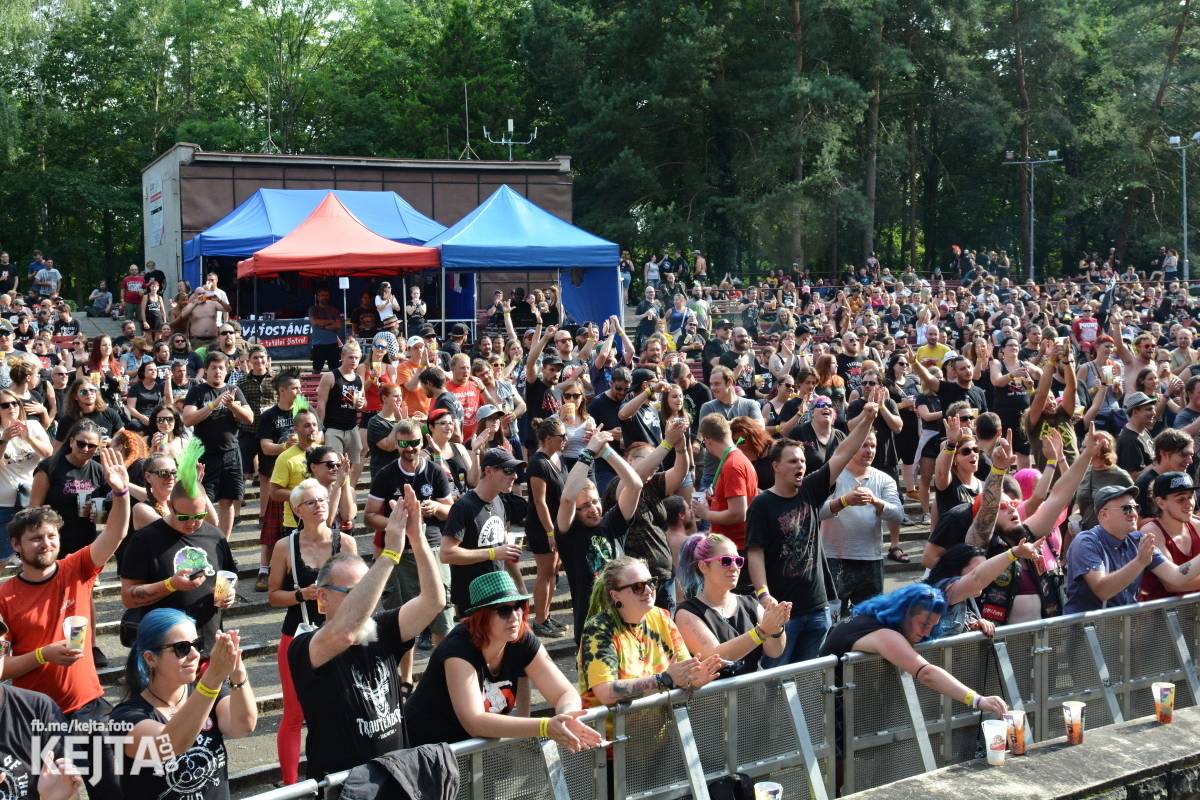 Ska-punková párty na Valníku. V sobotu zahráli Fast Food Orchestra, The Fialky, Krucipüsk a další