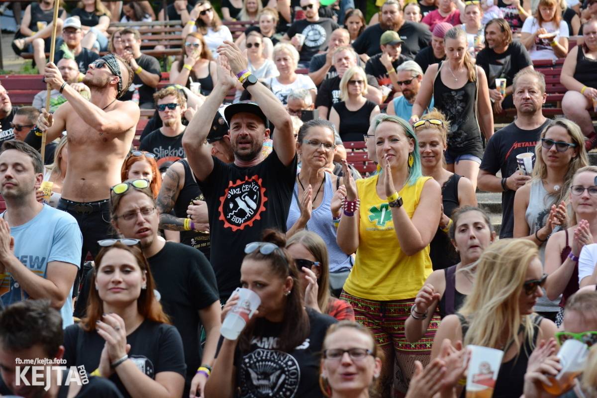 Ska-punková párty na Valníku. V sobotu zahráli Fast Food Orchestra, The Fialky, Krucipüsk a další