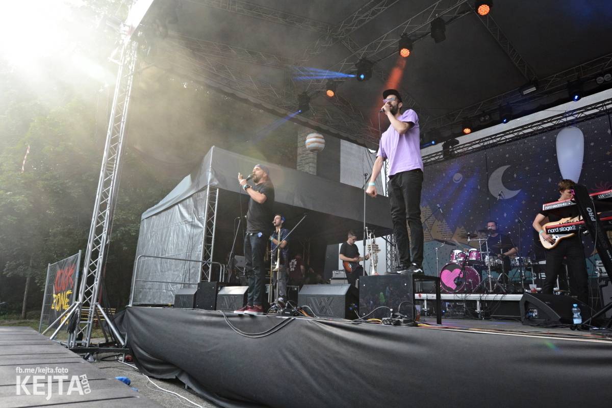 Ska-punková párty na Valníku. V sobotu zahráli Fast Food Orchestra, The Fialky, Krucipüsk a další