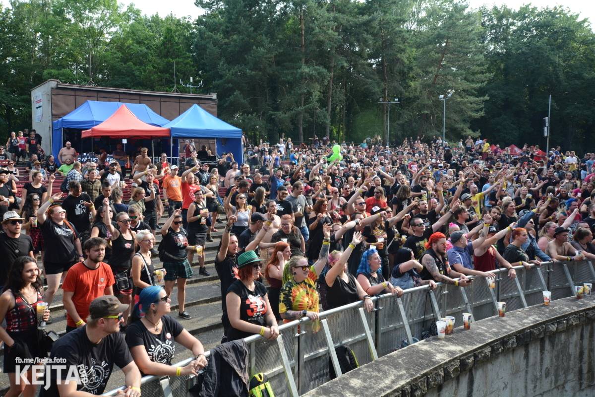 Ska-punková párty na Valníku. V sobotu zahráli Fast Food Orchestra, The Fialky, Krucipüsk a další