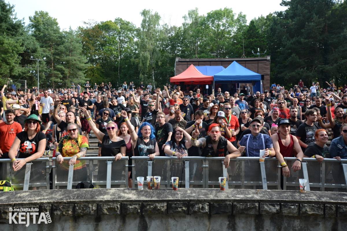 Ska-punková párty na Valníku. V sobotu zahráli Fast Food Orchestra, The Fialky, Krucipüsk a další