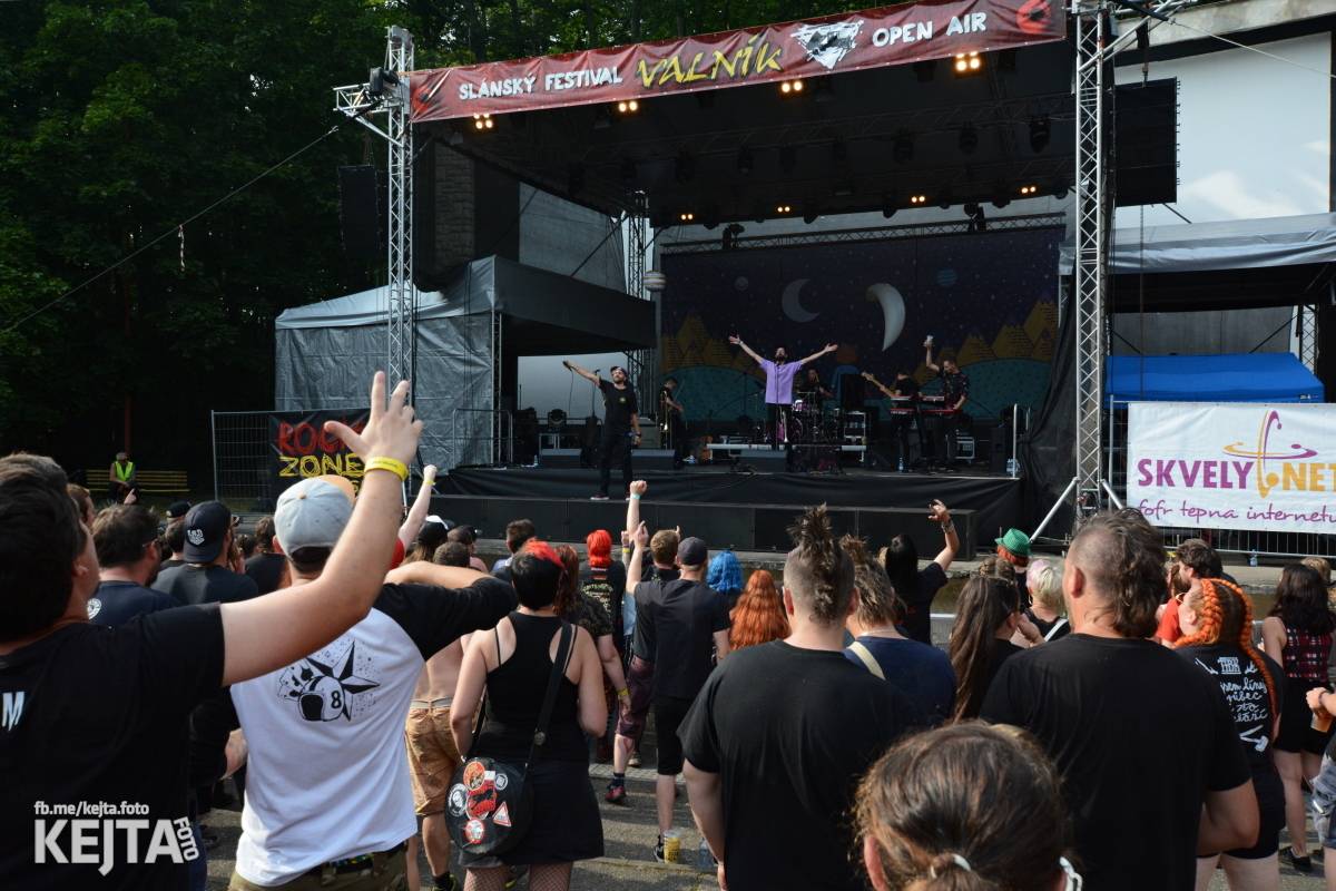 Ska-punková párty na Valníku. V sobotu zahráli Fast Food Orchestra, The Fialky, Krucipüsk a další