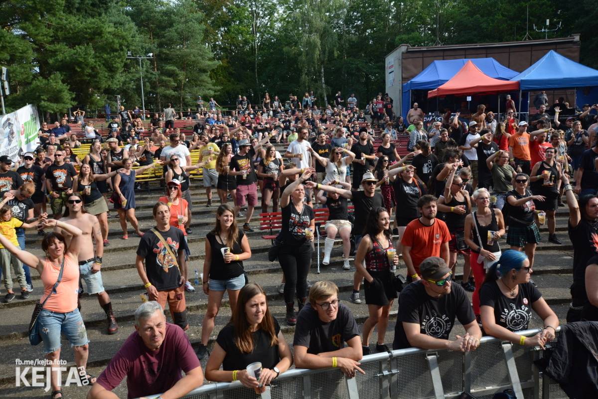 Ska-punková párty na Valníku. V sobotu zahráli Fast Food Orchestra, The Fialky, Krucipüsk a další