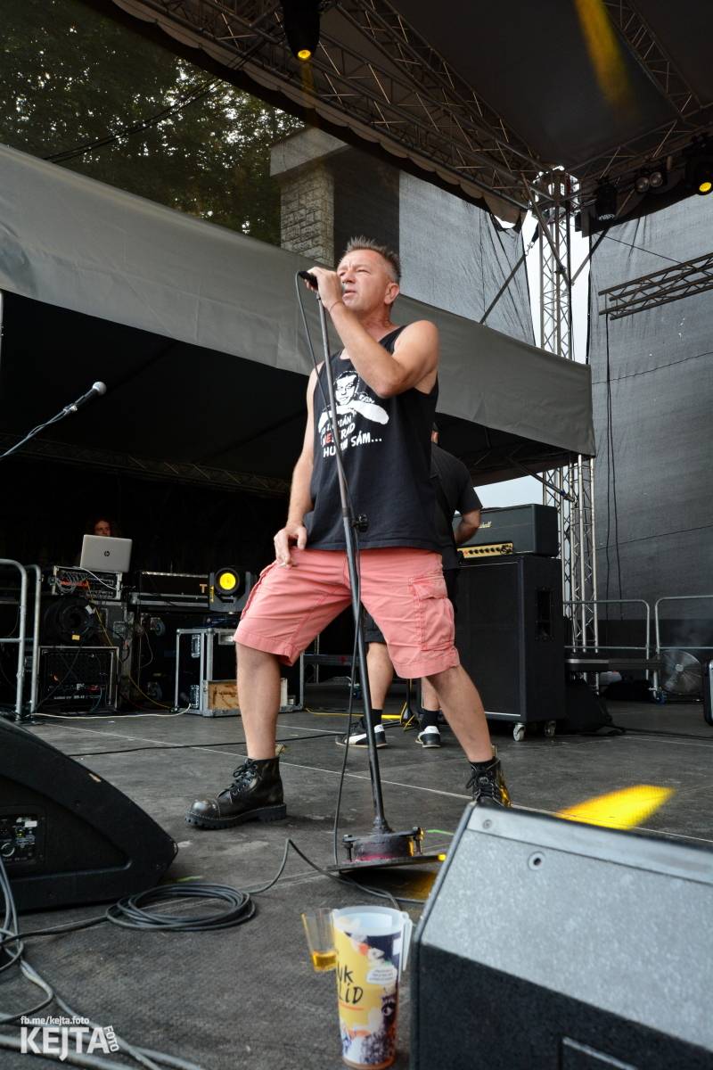 Ska-punková párty na Valníku. V sobotu zahráli Fast Food Orchestra, The Fialky, Krucipüsk a další