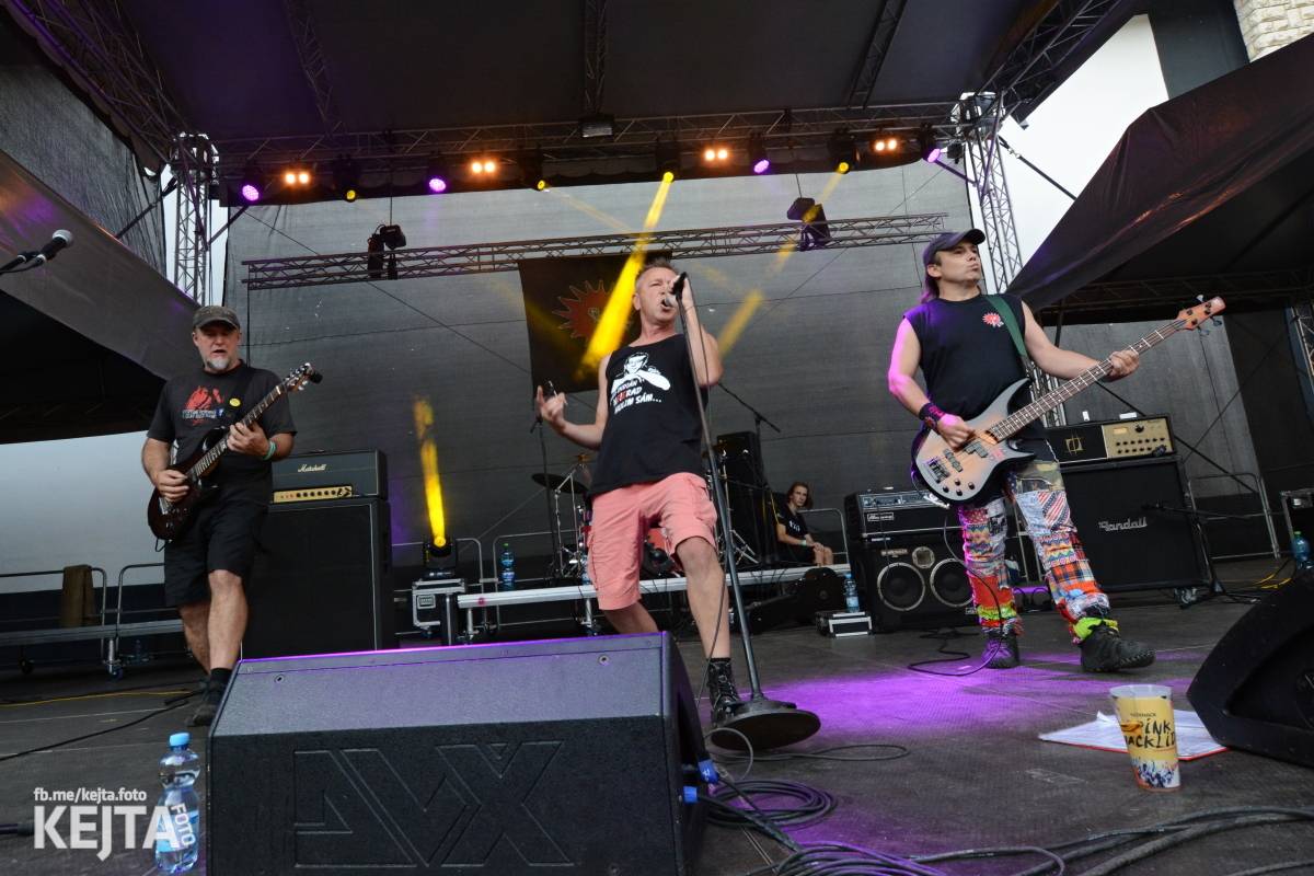 Ska-punková párty na Valníku. V sobotu zahráli Fast Food Orchestra, The Fialky, Krucipüsk a další