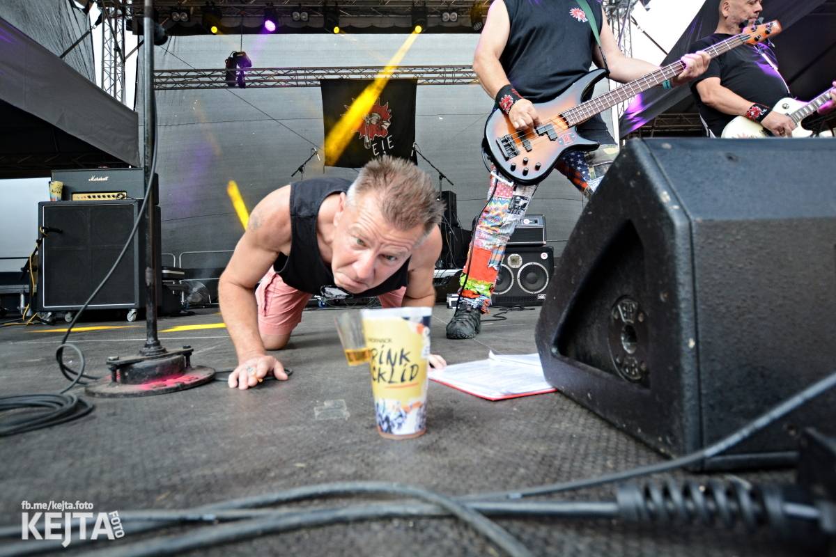 Ska-punková párty na Valníku. V sobotu zahráli Fast Food Orchestra, The Fialky, Krucipüsk a další