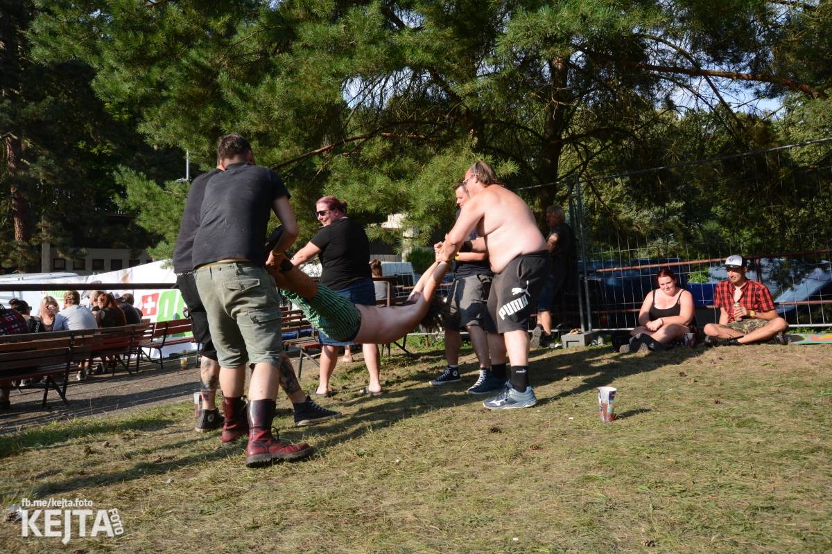 Ska-punková párty na Valníku. V sobotu zahráli Fast Food Orchestra, The Fialky, Krucipüsk a další