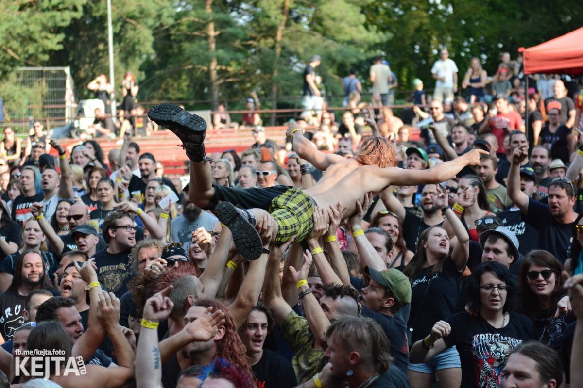 Ska-punková párty na Valníku. V sobotu zahráli Fast Food Orchestra, The Fialky, Krucipüsk a další