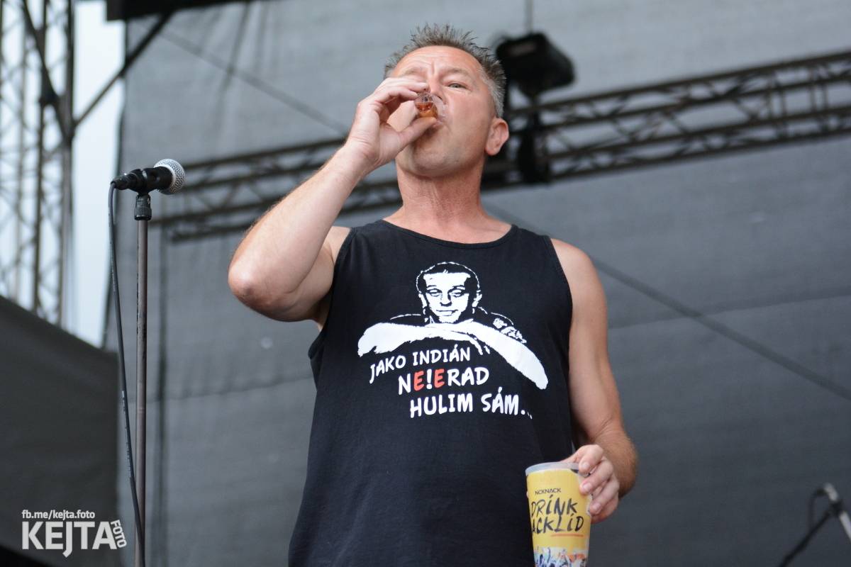 Ska-punková párty na Valníku. V sobotu zahráli Fast Food Orchestra, The Fialky, Krucipüsk a další