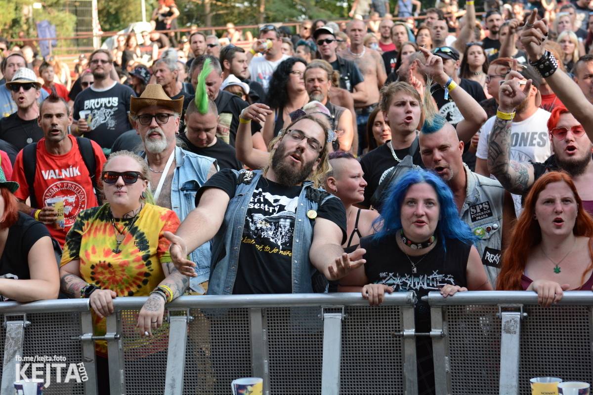 Ska-punková párty na Valníku. V sobotu zahráli Fast Food Orchestra, The Fialky, Krucipüsk a další