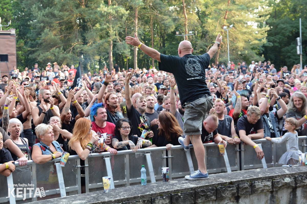 Ska-punková párty na Valníku. V sobotu zahráli Fast Food Orchestra, The Fialky, Krucipüsk a další