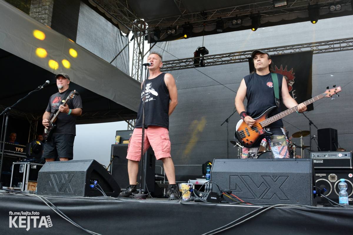 Ska-punková párty na Valníku. V sobotu zahráli Fast Food Orchestra, The Fialky, Krucipüsk a další