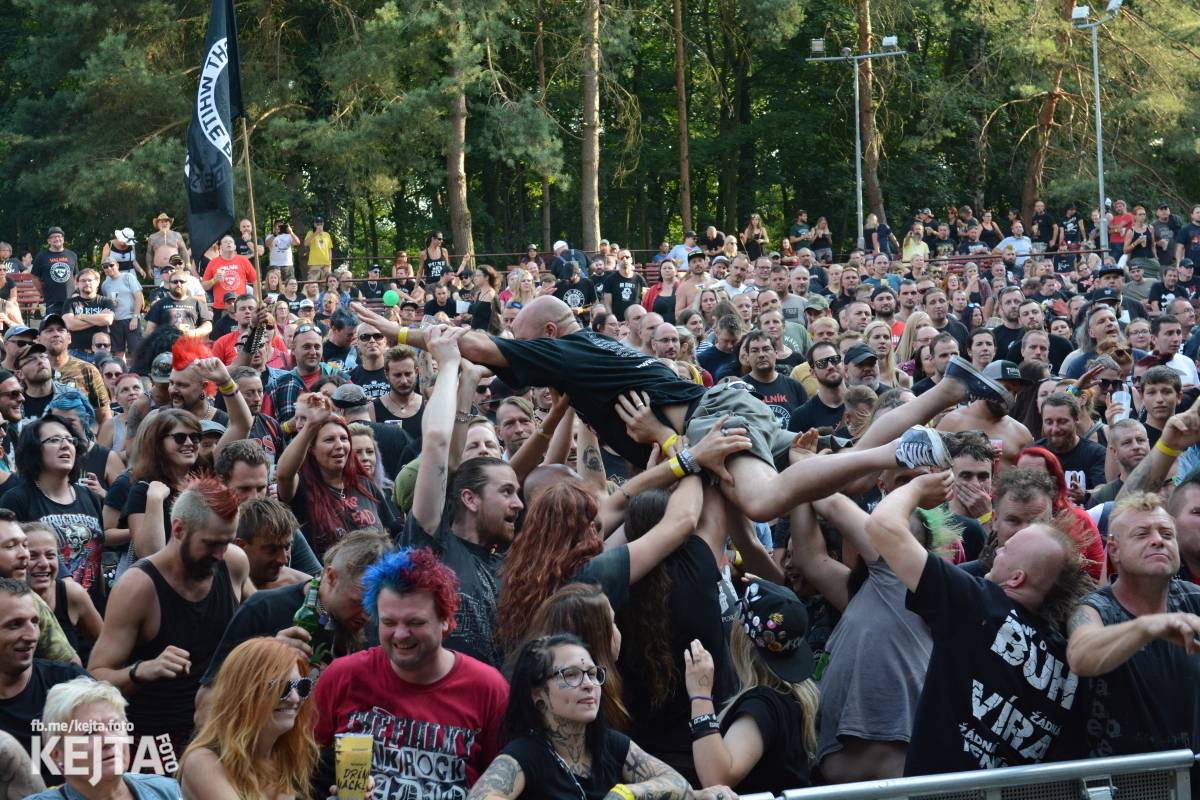 Ska-punková párty na Valníku. V sobotu zahráli Fast Food Orchestra, The Fialky, Krucipüsk a další