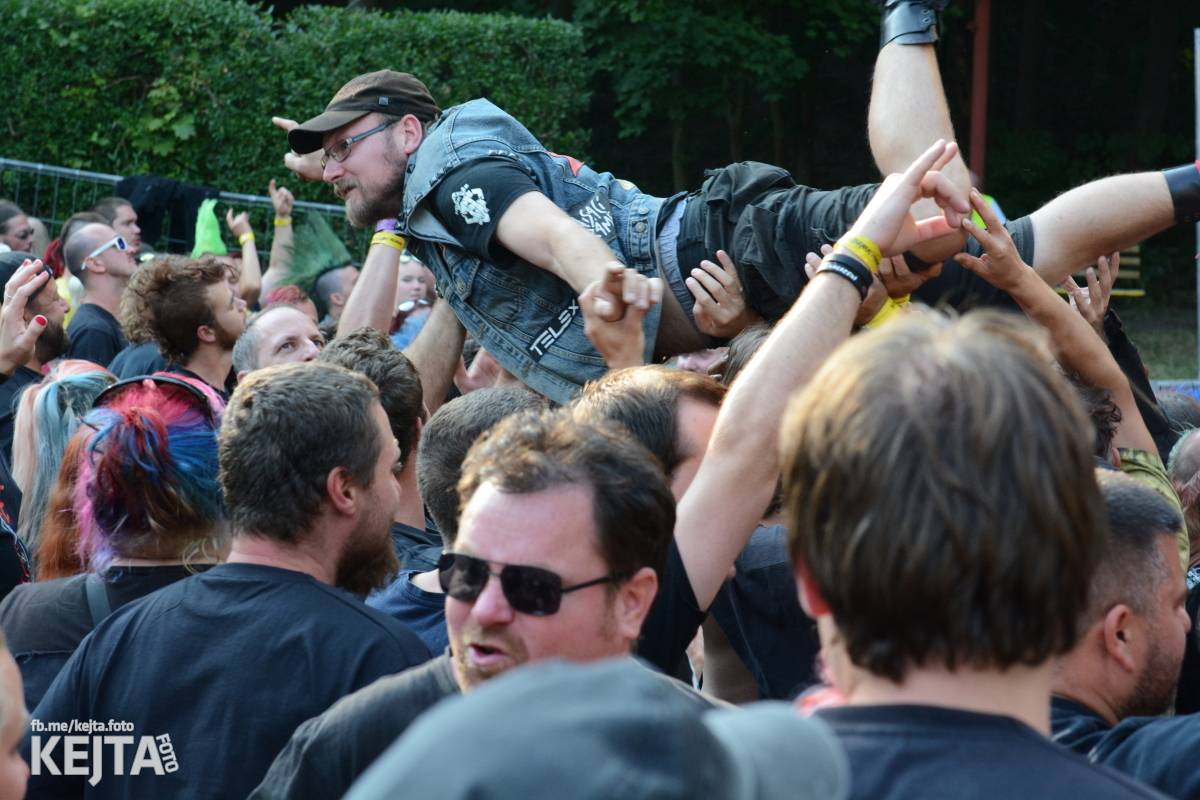 Ska-punková párty na Valníku. V sobotu zahráli Fast Food Orchestra, The Fialky, Krucipüsk a další