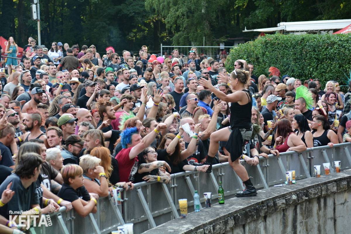 Ska-punková párty na Valníku. V sobotu zahráli Fast Food Orchestra, The Fialky, Krucipüsk a další