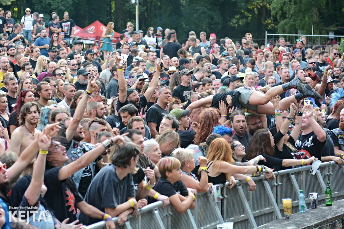 Ska-punková párty na Valníku. V sobotu zahráli Fast Food Orchestra, The Fialky, Krucipüsk a další