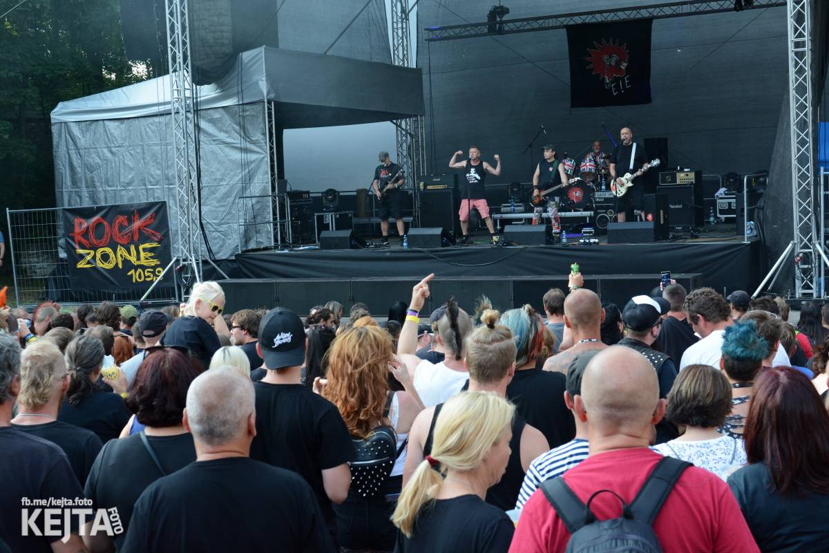 Ska-punková párty na Valníku. V sobotu zahráli Fast Food Orchestra, The Fialky, Krucipüsk a další